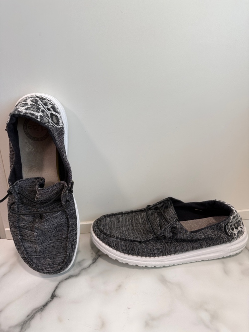 HEYDUDE Women's Wendy Leopard shoes Grey Black size 8 - Picture 2 of 9